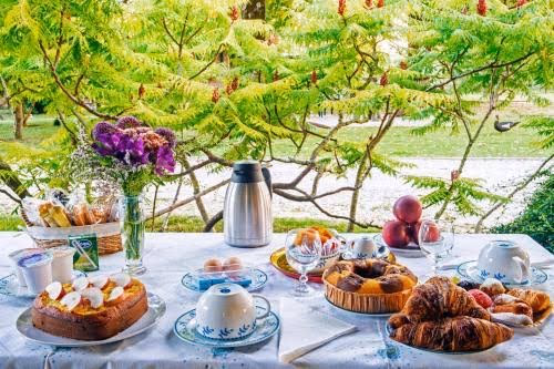 Tavola della colazione servita nel verde del giardino