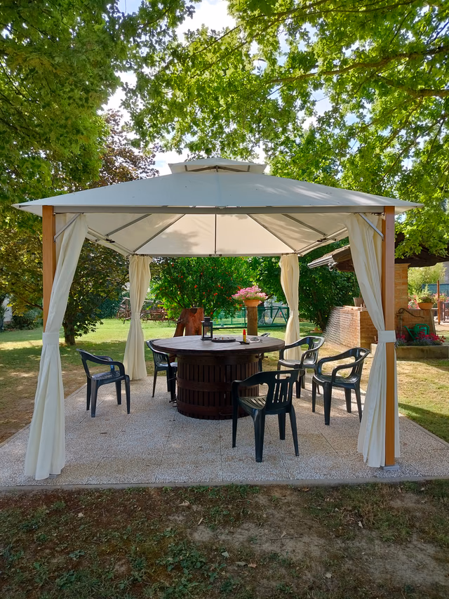 Il gazebo in legno nel giardino de La Casa di Pilar