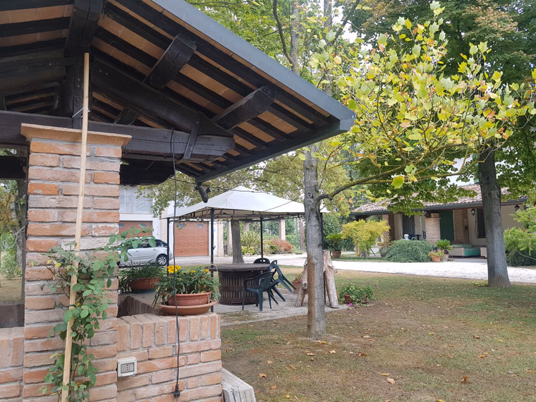 Un angolo degli spazi esterni de La Casa di Pilar
