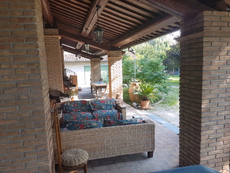 La veranda con i tavoli, dove si fa colazione all'aperto